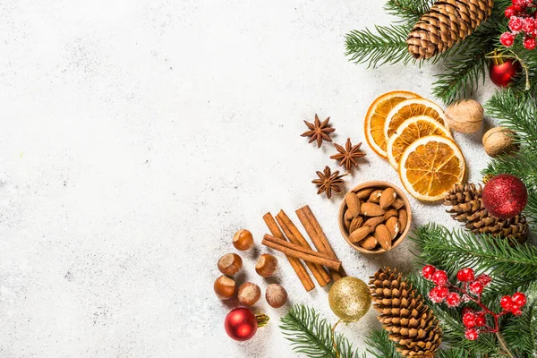 Jul bakning bakgrund med kryddor på vitt. — Stockfoto