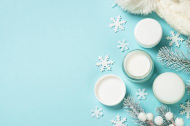 Mavi üst görünümde cilt kremi.