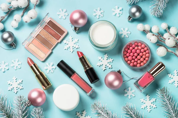 Produits de maquillage, soin de la peau avec décorations de Noël . — Photo