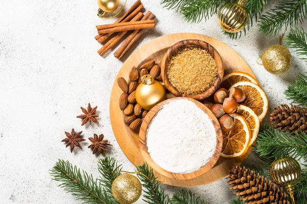 Fond de cuisson de Noël avec des épices sur blanc . — Photo