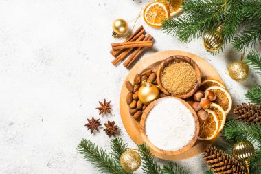 Noel pişirme arka planında beyaz baharatlar.