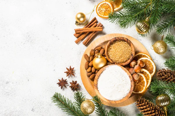 Weihnachtsbacken Hintergrund mit Gewürzen auf weiß. — Stockfoto