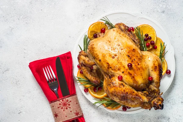 Kerst kip gebakken met cranberry, sinaasappel en rozemarijn. Kerstvoedsel. — Stockfoto