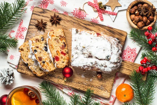 Stollen traditioneller Weihnachtskuchen mit Trockenfrüchten und Nüssen — Stockfoto