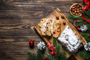 Kurutulmuş meyve ve fındık ile Stollen geleneksel Noel ftuitcake