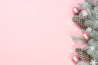 Noel arkaplanı düz yatıyordu, hediye paketi pembe üzerindeydi..