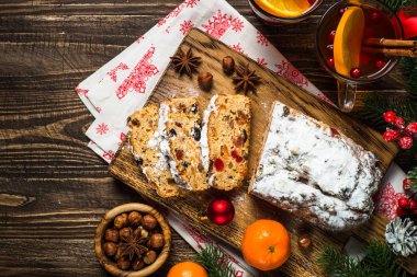 Kurutulmuş meyve ve fındık ile Stollen geleneksel Noel ftuitcake
