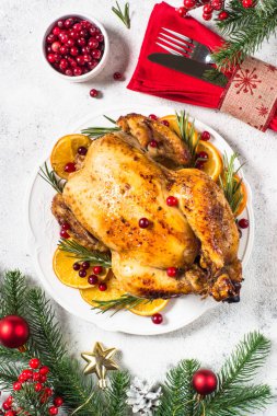 Kızılcık, portakal ve biberiyeyle pişirilmiş Noel tavuğu. Noel yemeği.