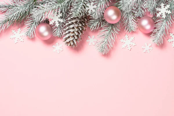 Natal flat lay fundo com caixa de presente de Natal em rosa. — Fotografia de Stock