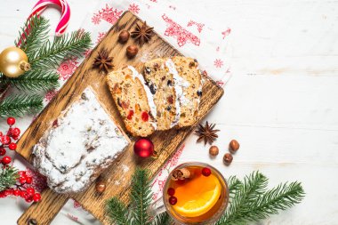 Kurutulmuş meyve ve fındık ile Stollen geleneksel Noel ftuitcake