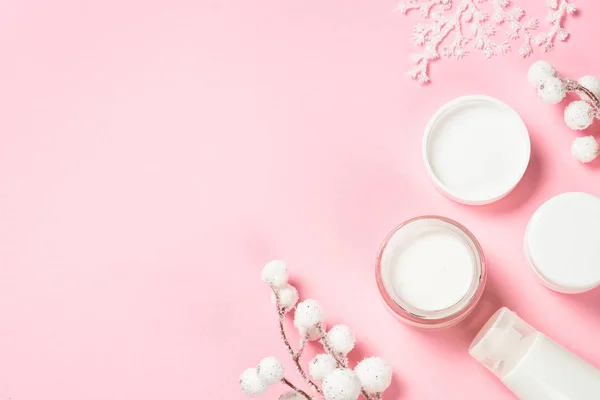 Crema de invierno para la piel en rosa vista superior . — Foto de Stock