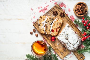 Kurutulmuş meyve ve fındık ile Stollen geleneksel Noel ftuitcake