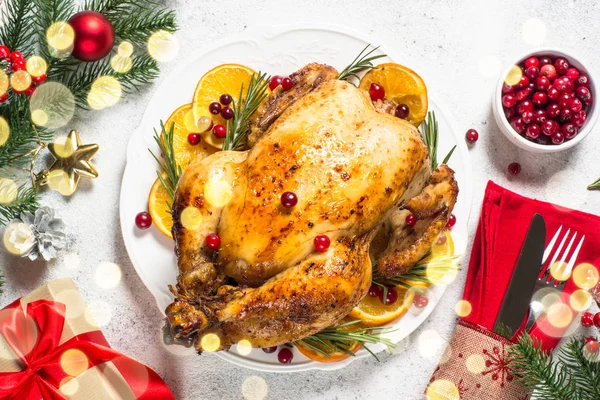 Poulet de Noël cuit à la canneberge, à l'orange et au romarin. Alimentation de Noël . — Photo