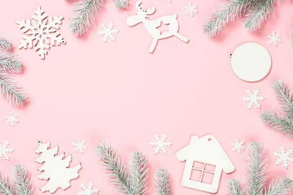 Fondo plano de Navidad con decoraciones en rosa . —  Fotos de Stock