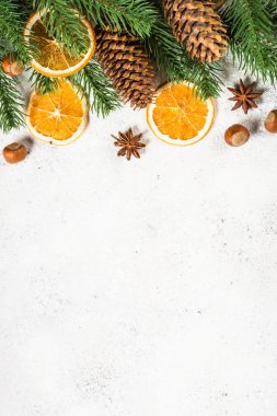 Noel pişirme arka planında beyaz baharatlar.