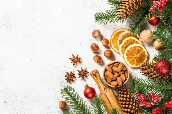 Jul bakning bakgrund med kryddor på vitt. — Stockfoto