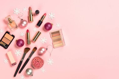 Profesyonel makyaj malzemesi ve pembe noel dekoru..