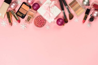 Profesyonel makyaj malzemesi ve pembe noel dekoru..