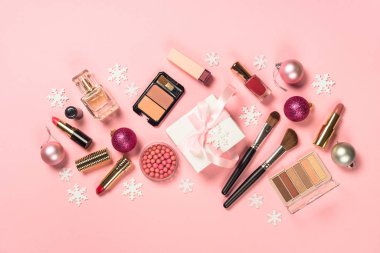 Profesyonel makyaj malzemesi ve pembe noel dekoru..