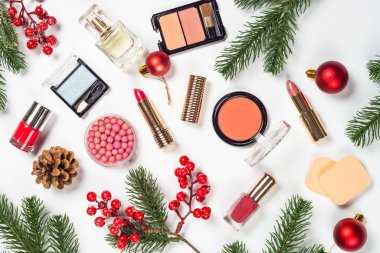 Profesyonel kozmetik ürünleri Noel dekoruyla süslendi.