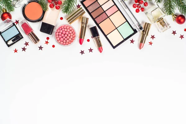 Cosmétiques professionnels de maquillage avec décor de Noël. — Photo