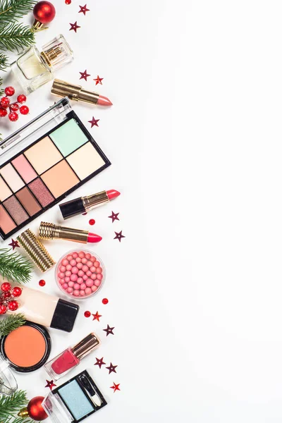 Cosmétiques professionnels de maquillage avec décor de Noël. — Photo