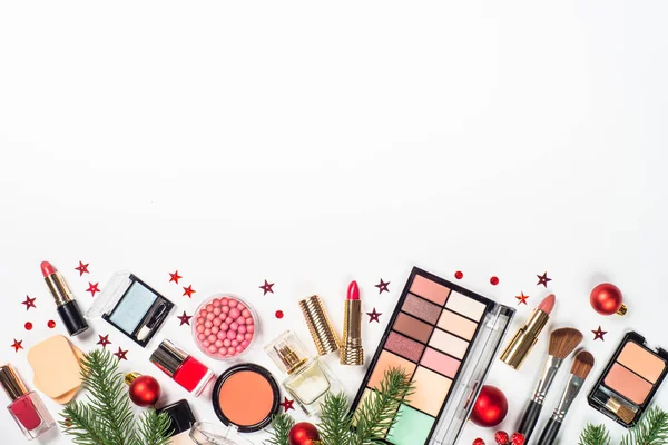 Cosmétiques professionnels de maquillage avec décor de Noël. — Photo