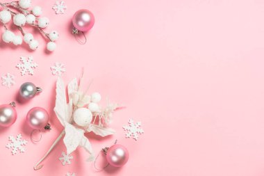 Pembe ve beyaz süslemeleri olan düz bir Noel arkaplanı.