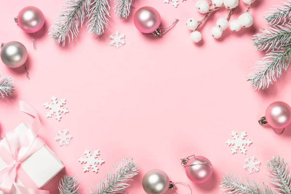 Vánoční dárek box a dekorace na růžovém pozadí. — Stock fotografie