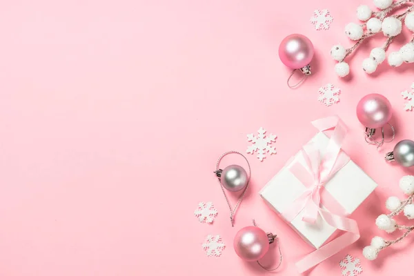 핑크 배경의 크리스마스 선물 상자와 장식. — 스톡 사진