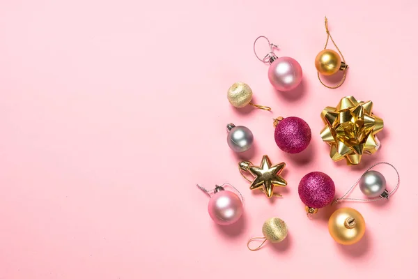 Natal plano leigos fundo com rosa e branco decorações em rosa. — Fotografia de Stock