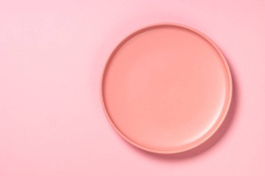 Pembe üst görünümde tablo ayarı.