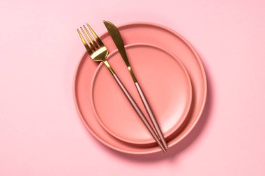 Pembe üst görünümde tablo ayarı.