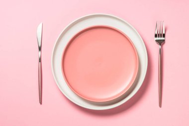 Pembe üst görünümde tablo ayarı.