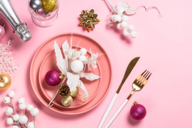 Pembe üst manzaralı Noel tablosu.