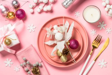 Pembe üst manzaralı Noel tablosu.