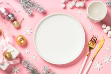 Pembe üst manzaralı Noel tablosu.