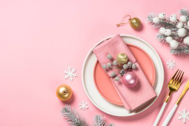Pembe üst manzaralı Noel tablosu.
