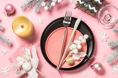Pembe üst manzaralı Noel tablosu.