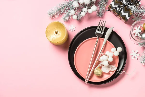 Pembe üst manzaralı Noel tablosu.
