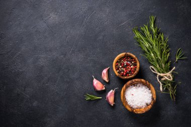 Yiyecek pişirme arka planında siyah otlar ve baharatlar var..