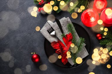 Siyah üst görünümde Noel tablosu.