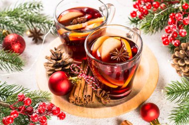 Beyaz şarap ve noel süslemeleri..