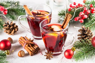 Beyaz şarap ve noel süslemeleri..