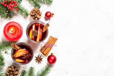 Beyaz şarap ve noel süslemeleri..