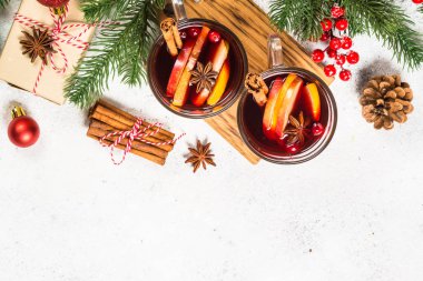 Beyaz şarap ve noel süslemeleri..