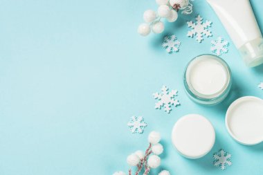 Mavi üst görünümde cilt kremi.