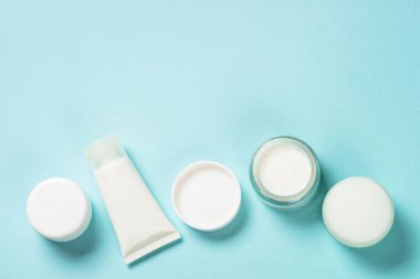 Mavi üst görünümde cilt kremi.