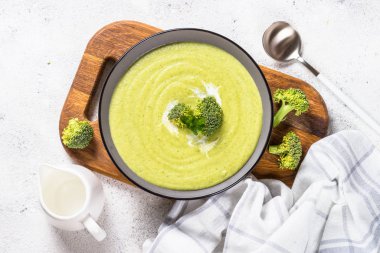 Brokoli kremalı çorba beyaz masada kasede..