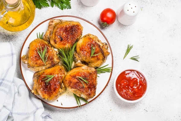 Cosce di pollo al forno con erbe su piatto bianco . — Foto Stock